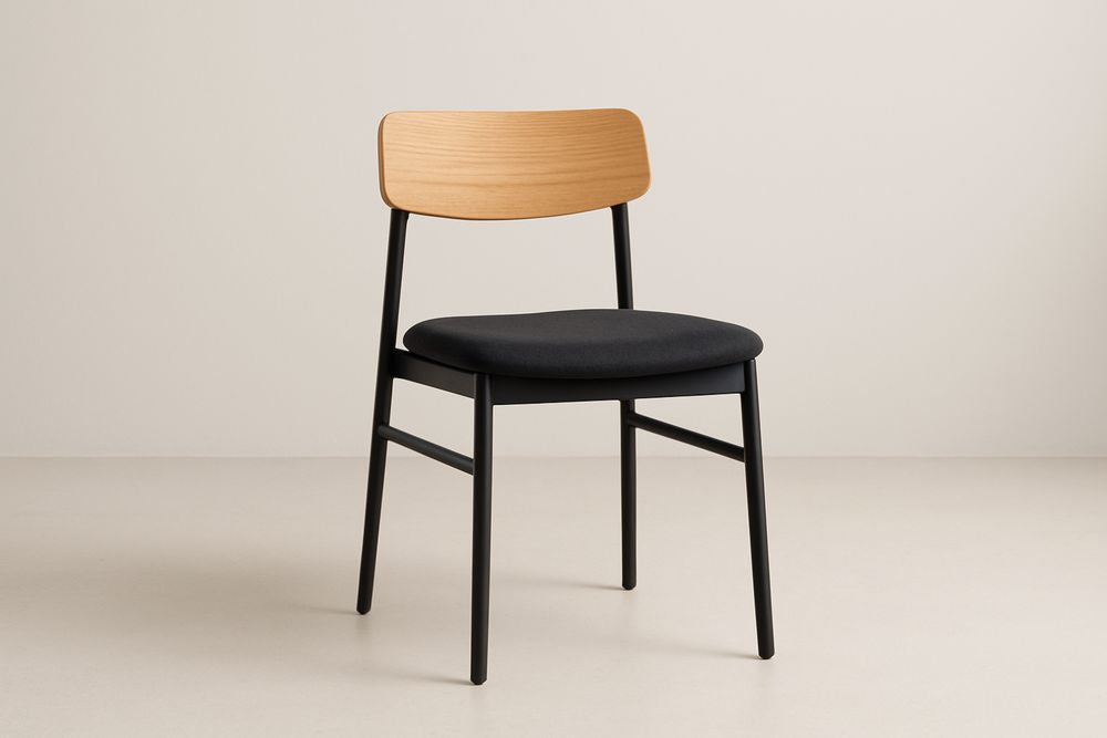 Chaise de salle à manger en acier noir et bois de chêne avec assise en tissu polyester